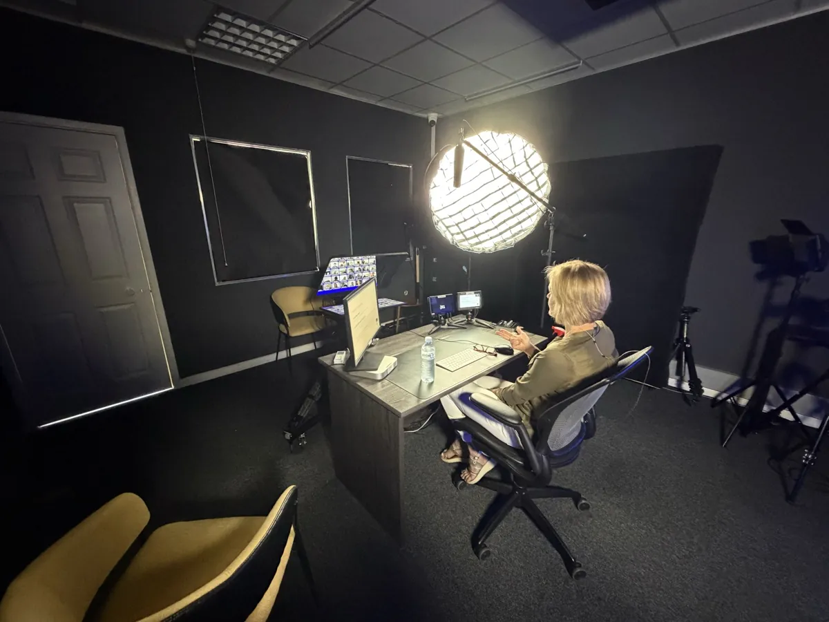 Wide studio view during a live Medilearn session
